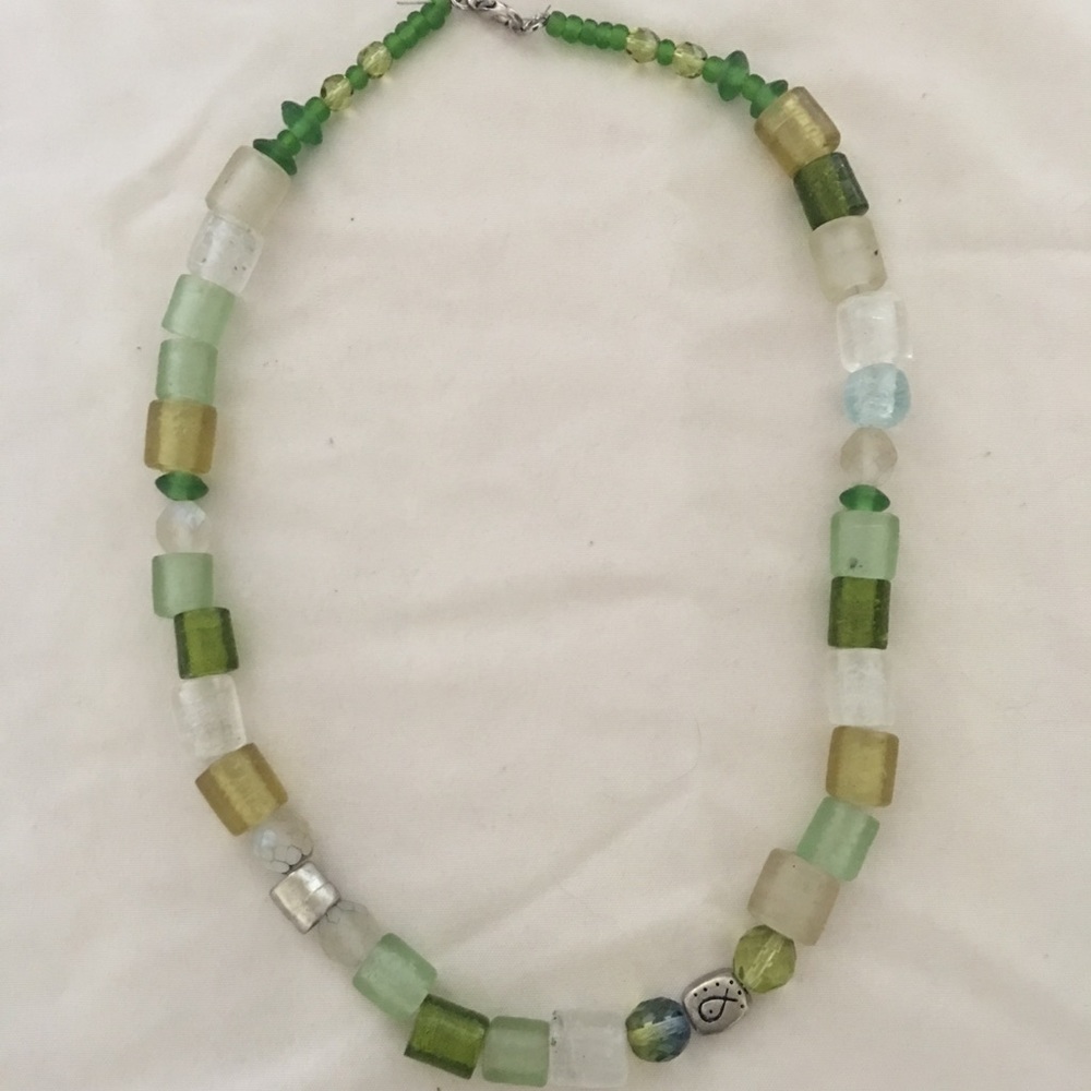 Green and blue beaded short necklace